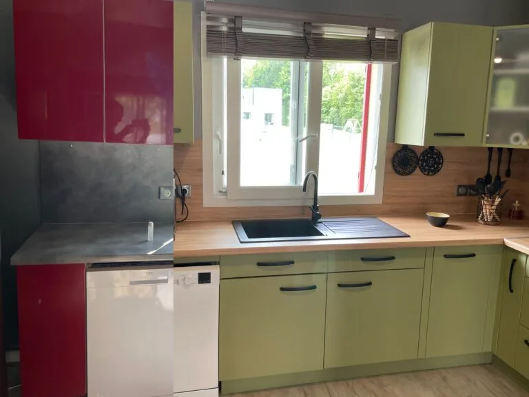 Les Revêtements Adhésifs pour Meubles : La Solution Efficace pour Rénover Votre Intérieur
